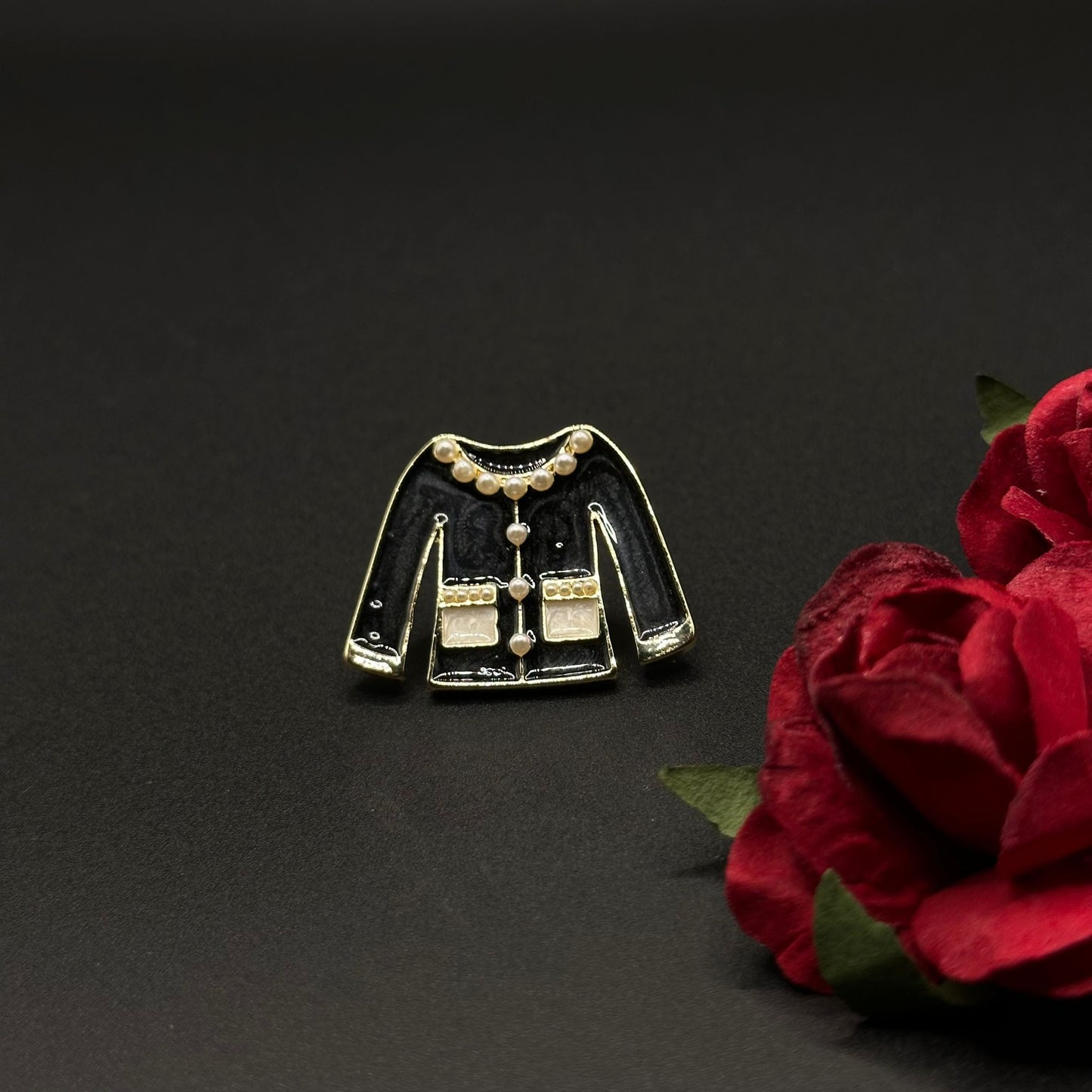 Broche Veste Élégance Perles Noires