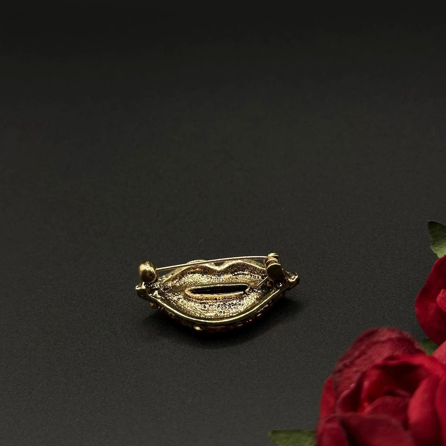 Broche Rouge à Lèvres Glamour Doré - Chimane Accesories