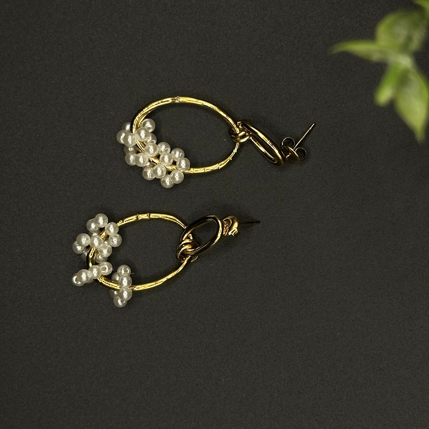 Boucles d’oreilles pendantes perles blanches
