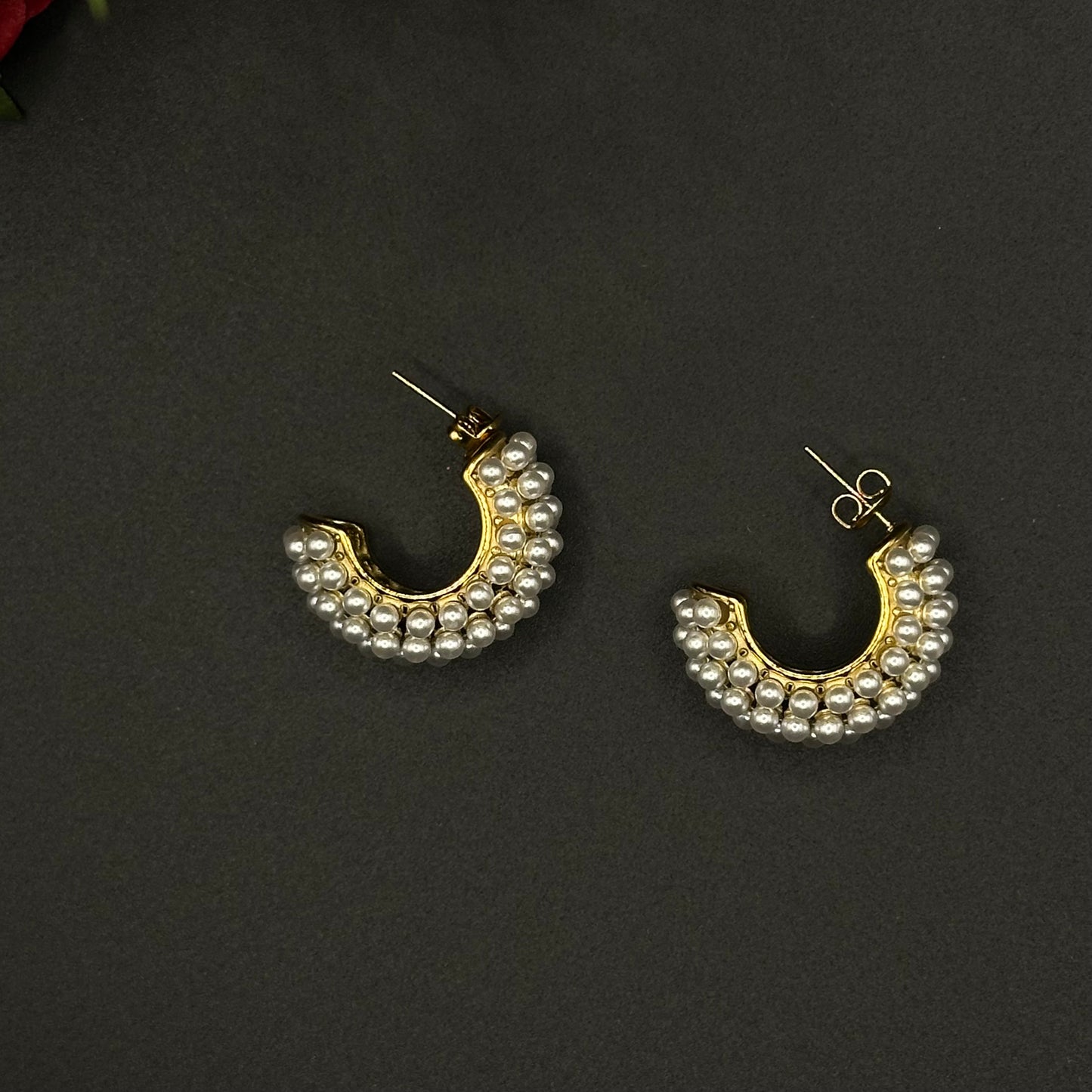 Boucles d’oreilles créoles perlées blanches