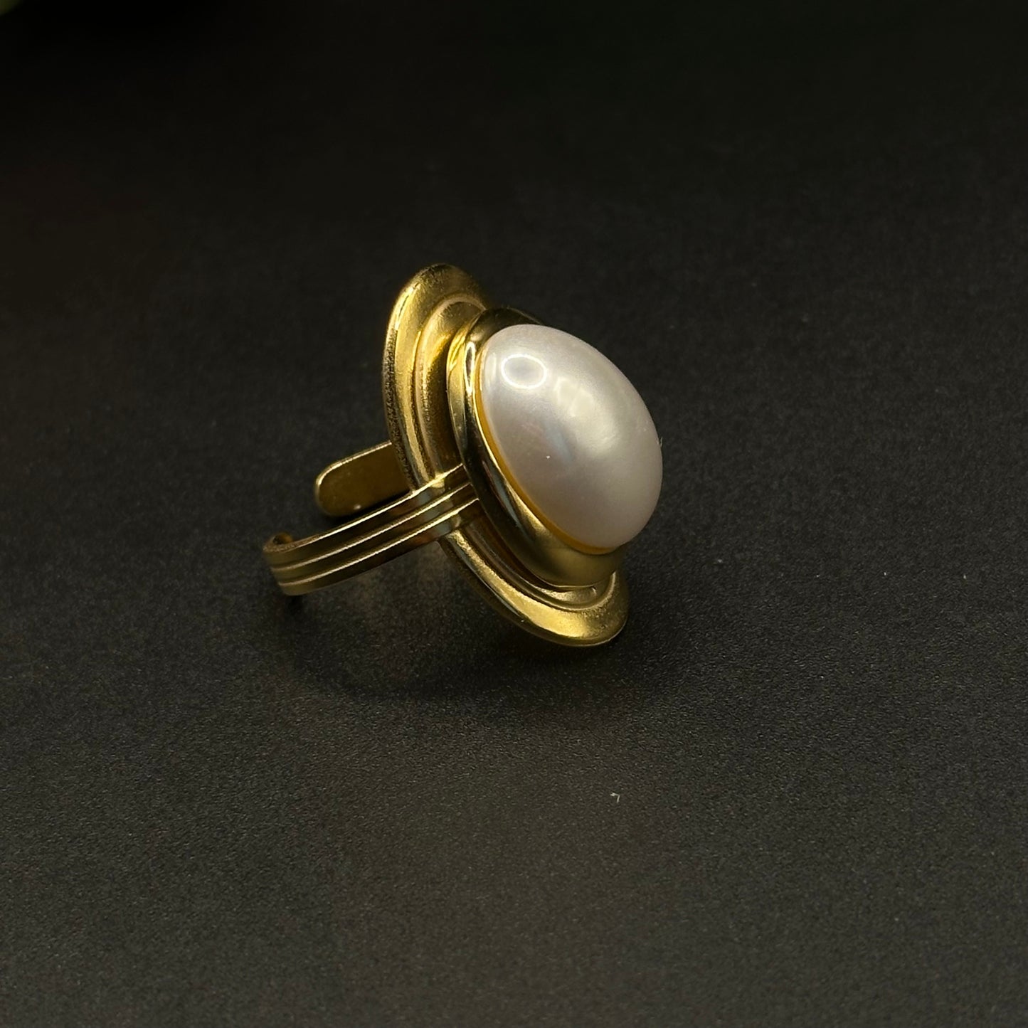 Bague dorée avec perle centrale
