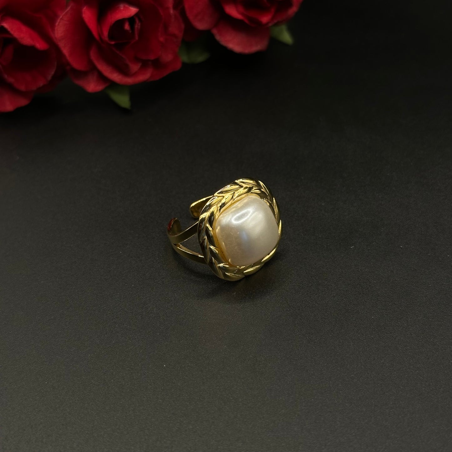 Bague dorée avec pierre nacrée