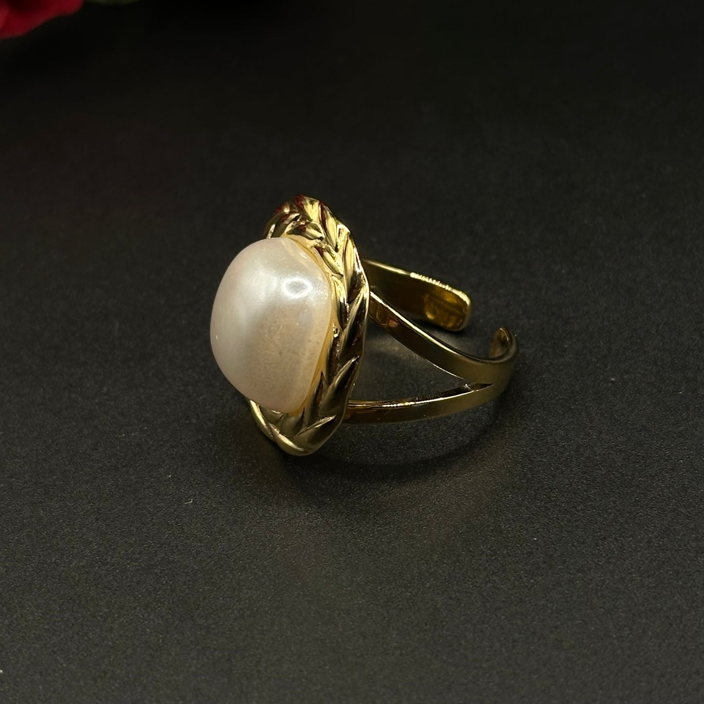 Bague dorée avec pierre nacrée