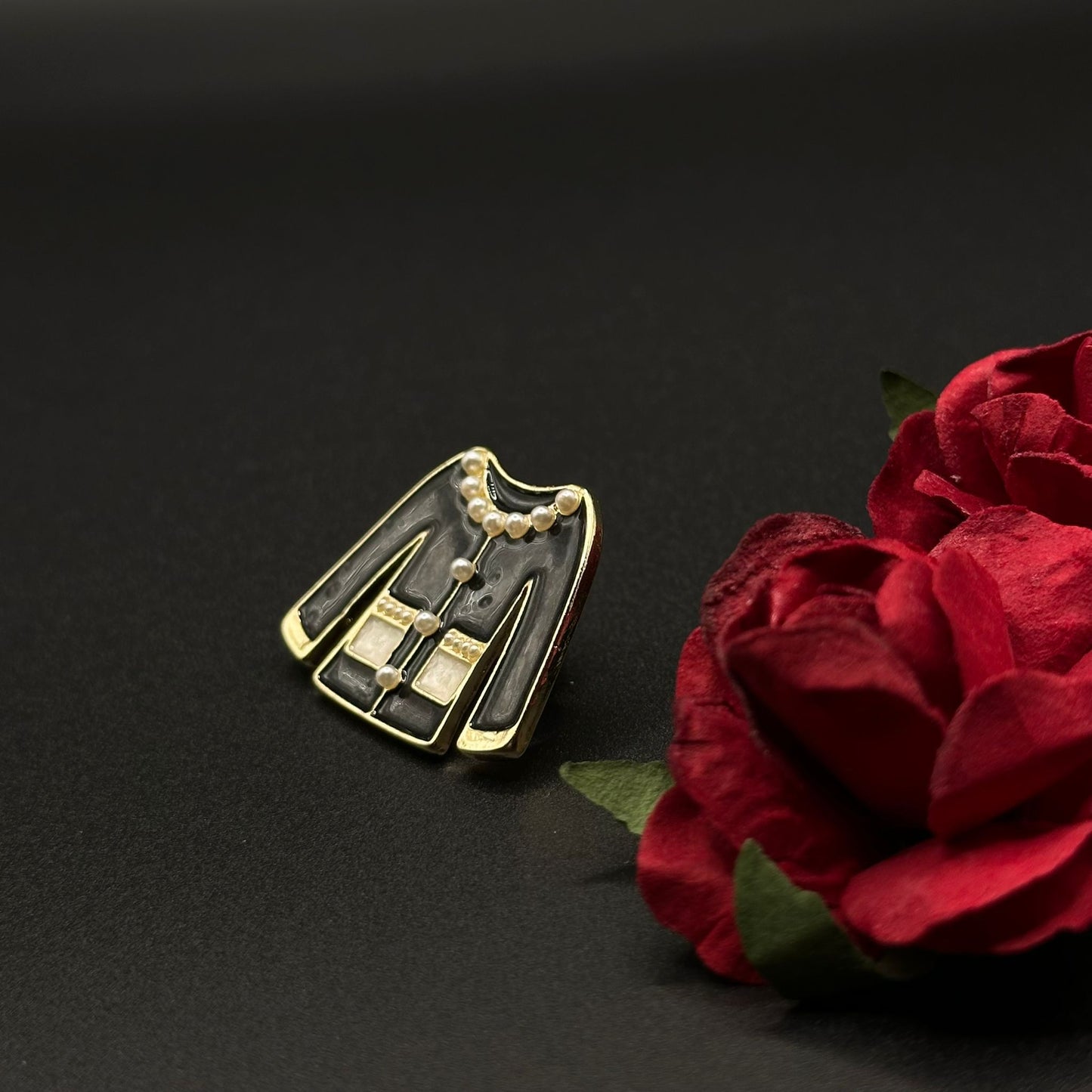 Broche Veste Élégance Perles Noires
