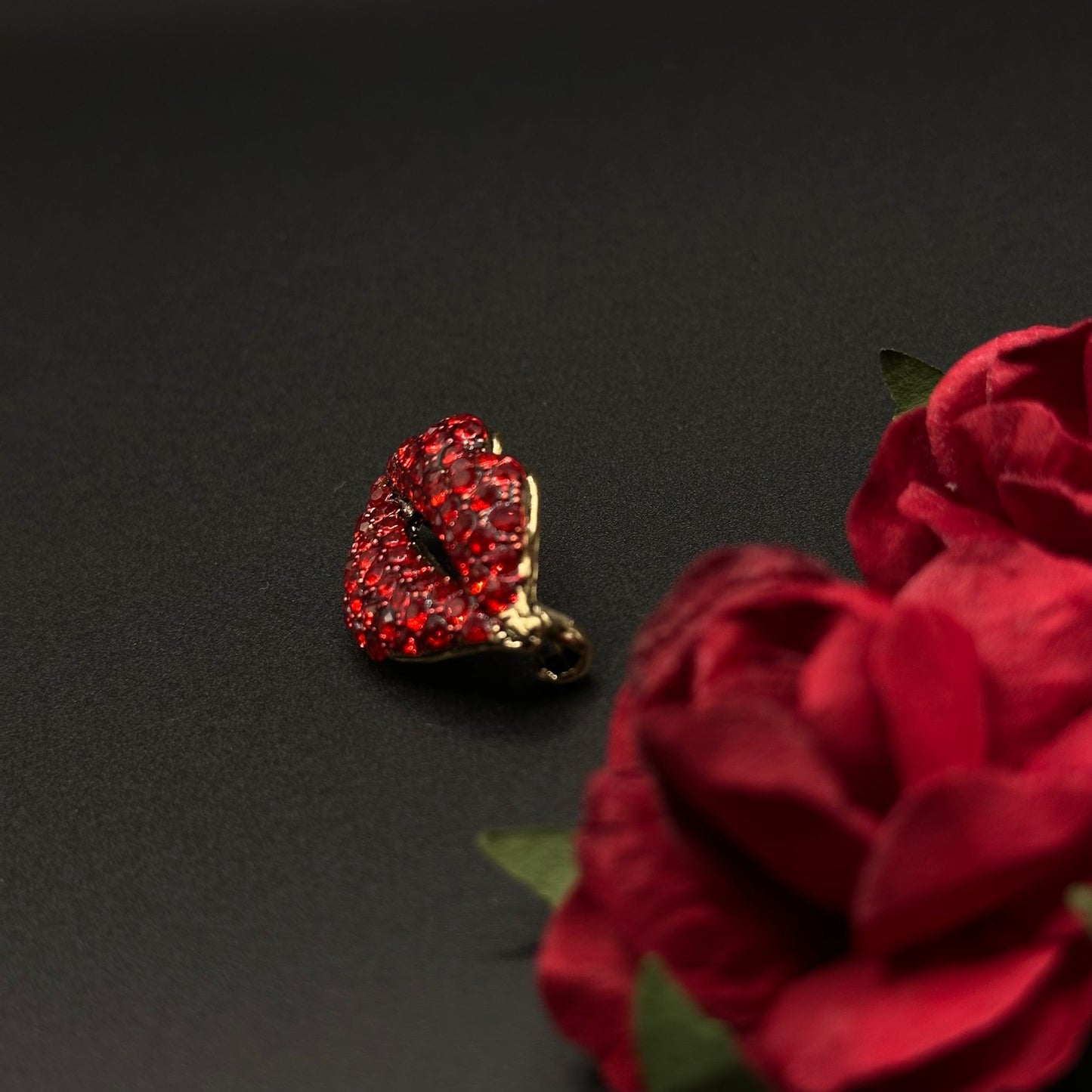 Broche Rouge à Lèvres Glamour Doré