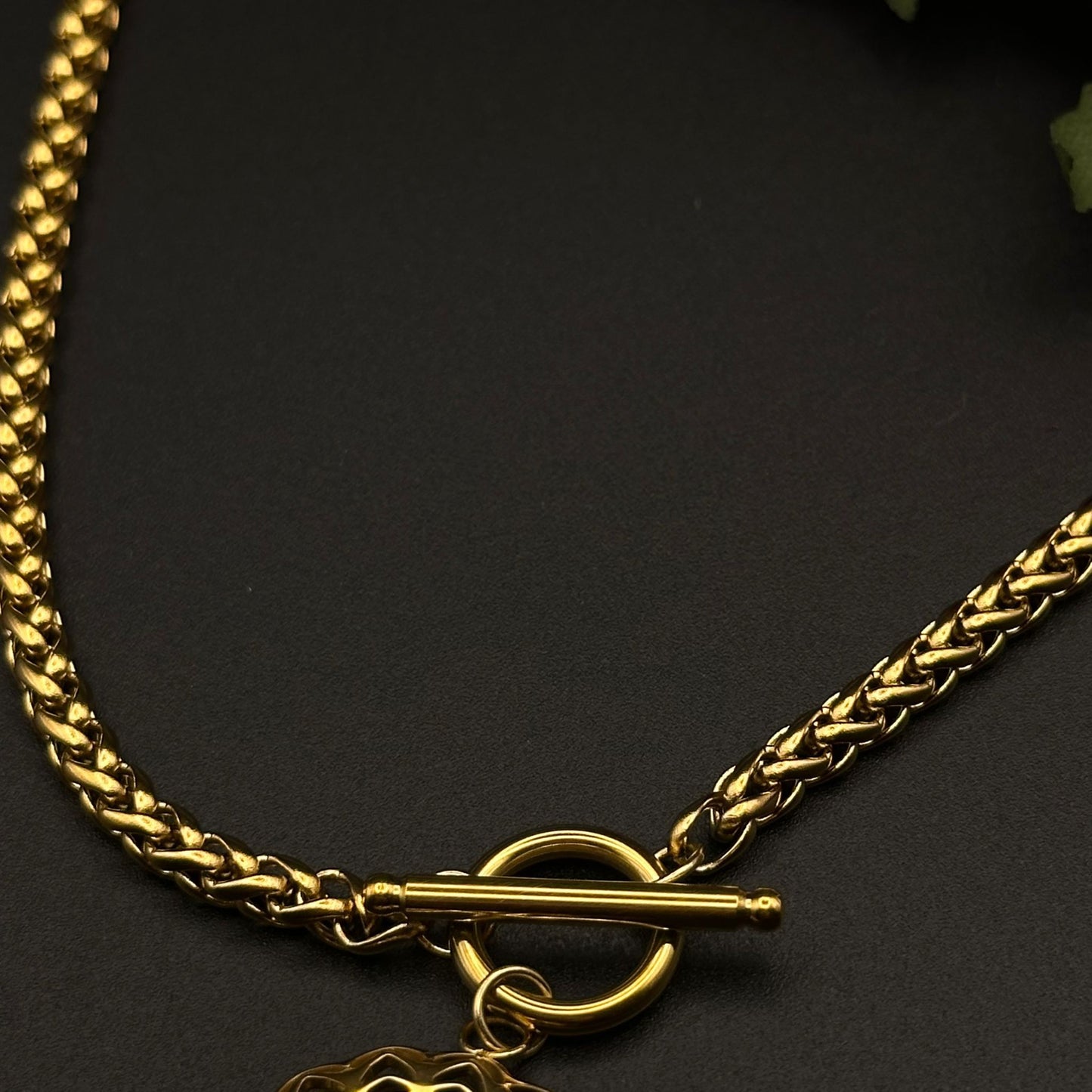 Collier Médaille Soleil Dorée