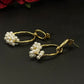 Boucles d’oreilles pendantes perles blanches