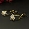 Boucles d’oreilles pendantes perles blanches