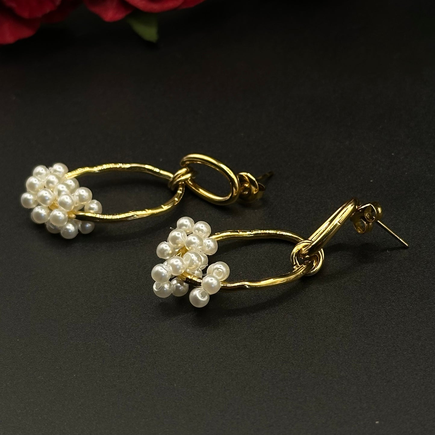 Boucles d’oreilles pendantes perles blanches