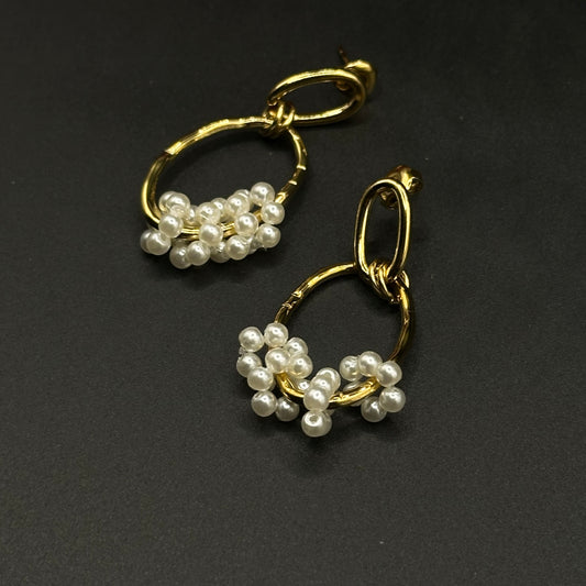 Boucles d’oreilles pendantes perles blanches