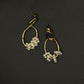 Boucles d’oreilles pendantes perles blanches