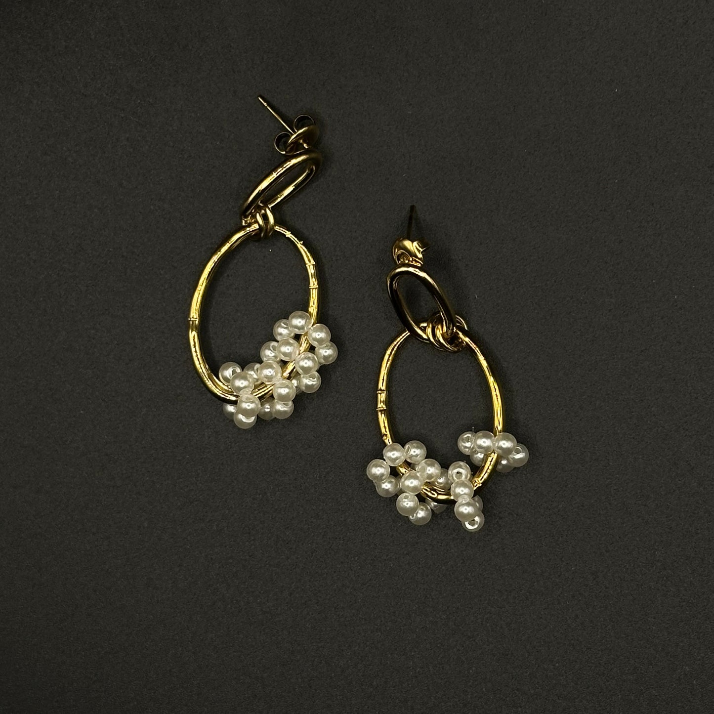Boucles d’oreilles pendantes perles blanches