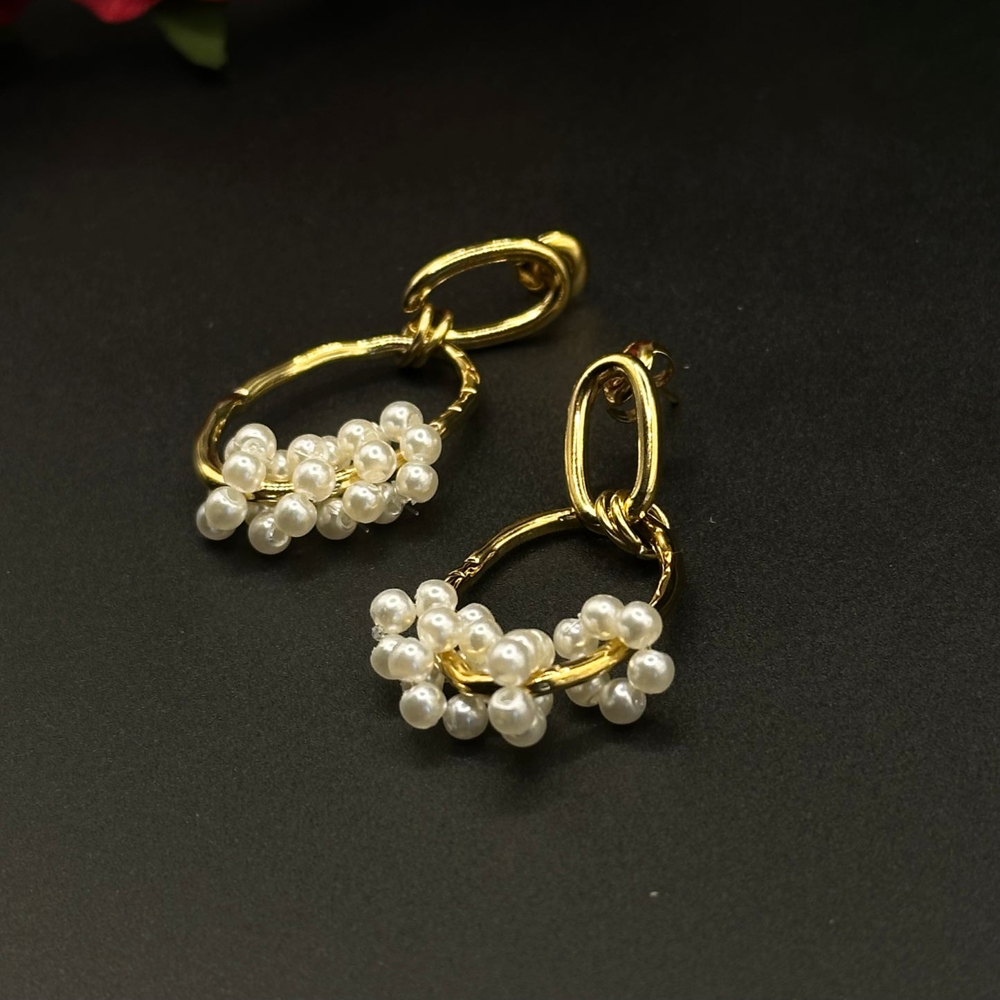 Boucles d’oreilles pendantes perles blanches
