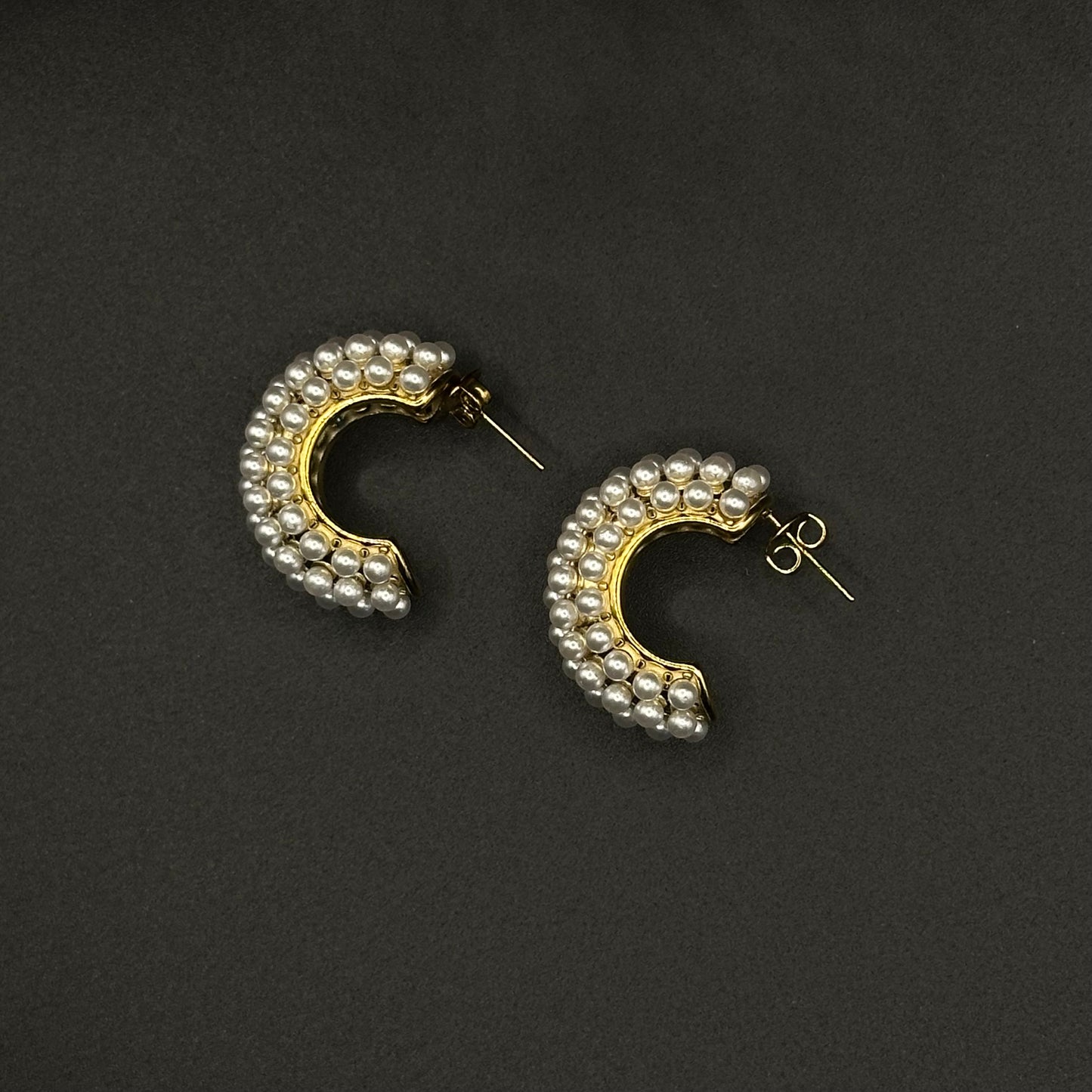 Boucles d’oreilles créoles perlées blanches