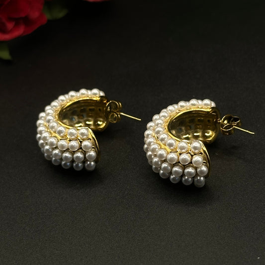 Boucles d’oreilles créoles perlées blanches