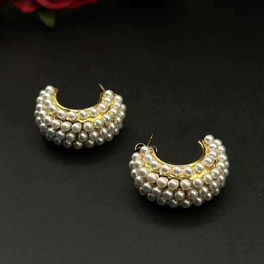 Boucles d’oreilles créoles perlées blanches