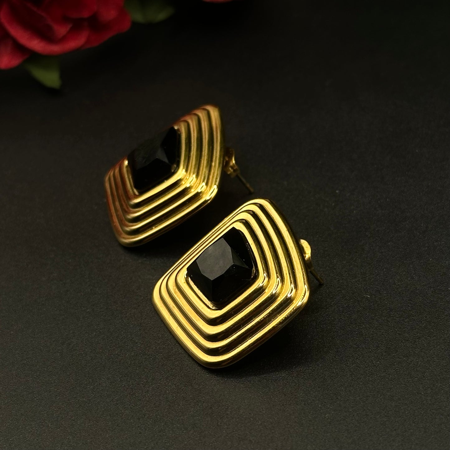 Boucles d’oreilles carré noir et doré