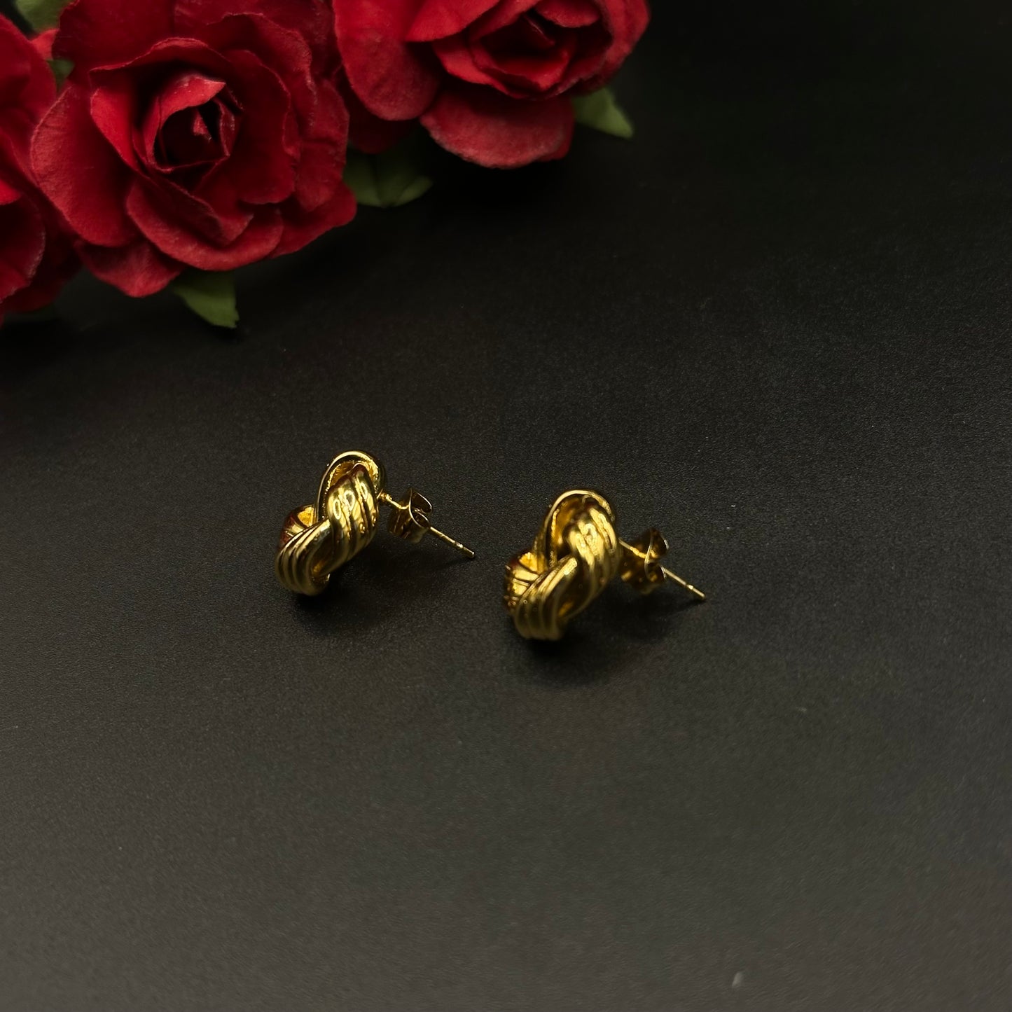 Boucles d’oreilles mini nœud torsadé doré