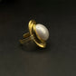 Bague dorée avec perle centrale