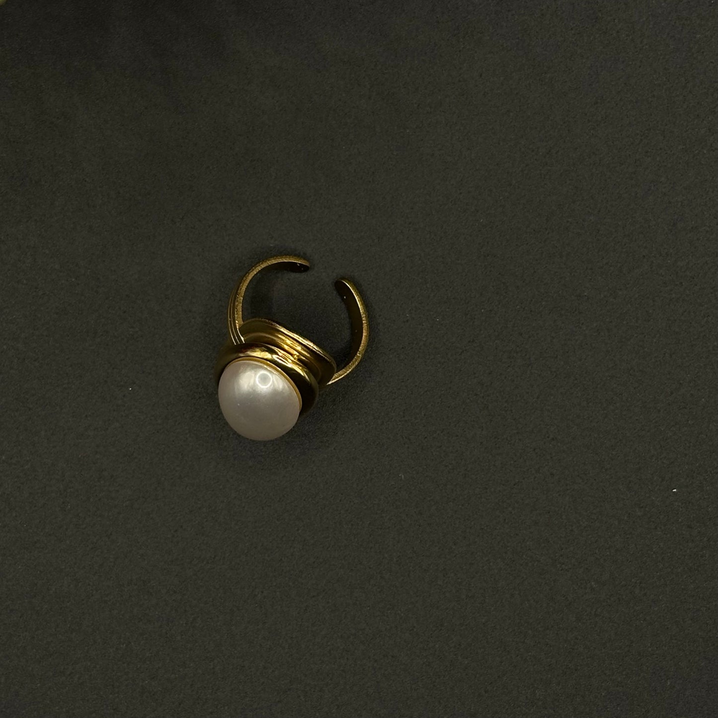Bague dorée avec perle centrale