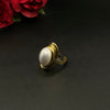 Bague dorée avec perle centrale
