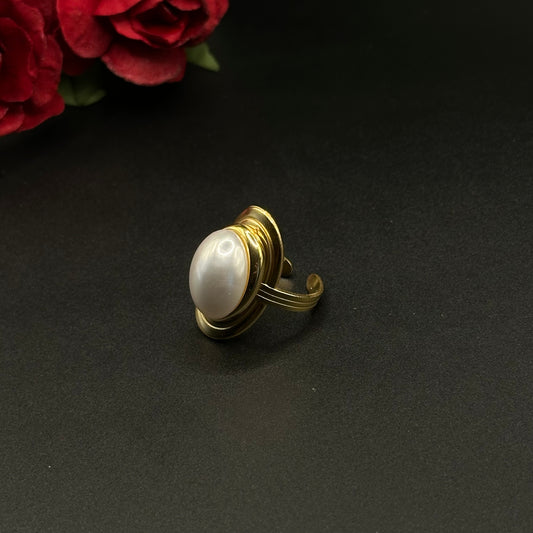 Bague dorée avec perle centrale