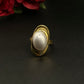 Bague dorée avec perle centrale