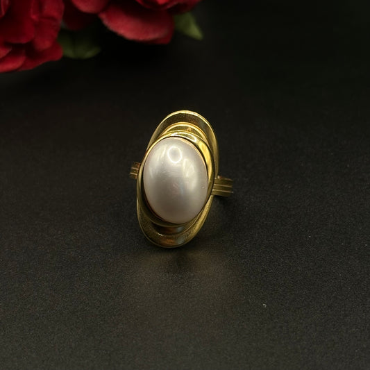 Bague dorée avec perle centrale