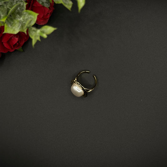 Bague dorée avec pierre nacrée