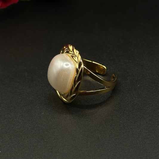 Bague dorée avec pierre nacrée